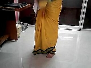 Desi tamil Partial to aunty unveiling umbilicus approximately saree with respect to audio